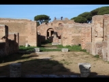 03186 ostia - regio i - insula xii - caseggiato dei triclini (i,xii,1) - hof - bli ri norden - 01-2024.jpg